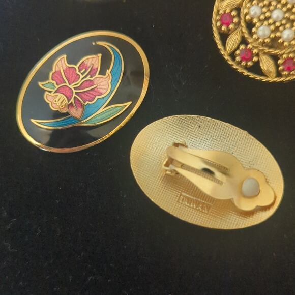 Three Pair Gold Tone Vintage Clip On/Screw Back Earrings - Picture 4 of 10